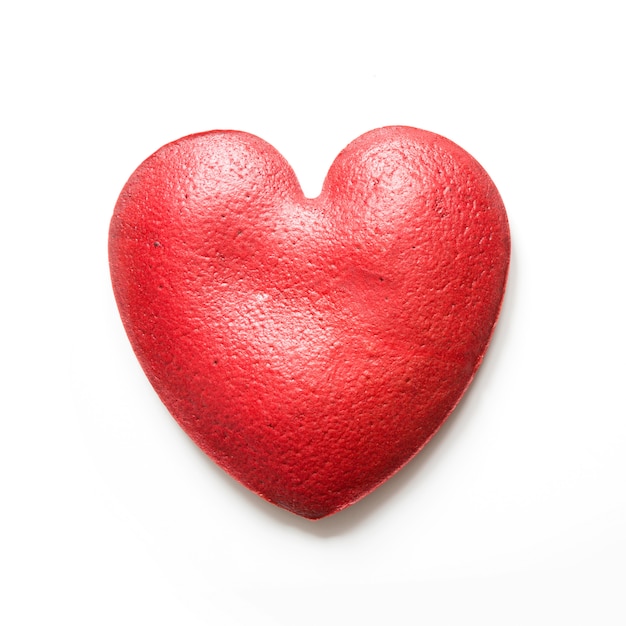 Фото Красный бархатный торт в форме сердца. вид сверху.