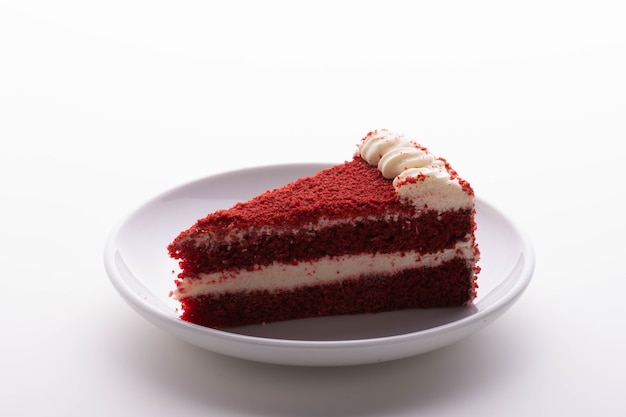 Фото Красный бархатный торт изолировать фон