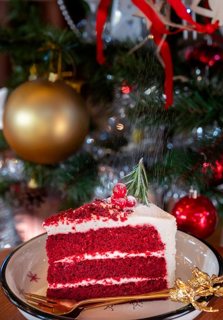 Red velvet cake om eerste kerstdag te vieren.