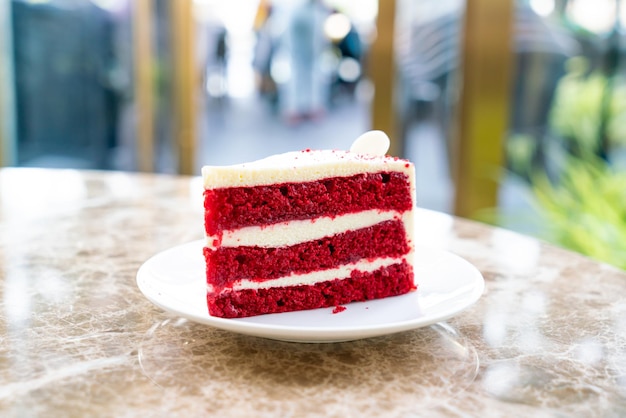 접시에 빨간 벨벳 케이크