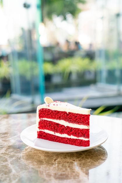 Torta di velluto rosso nel piatto