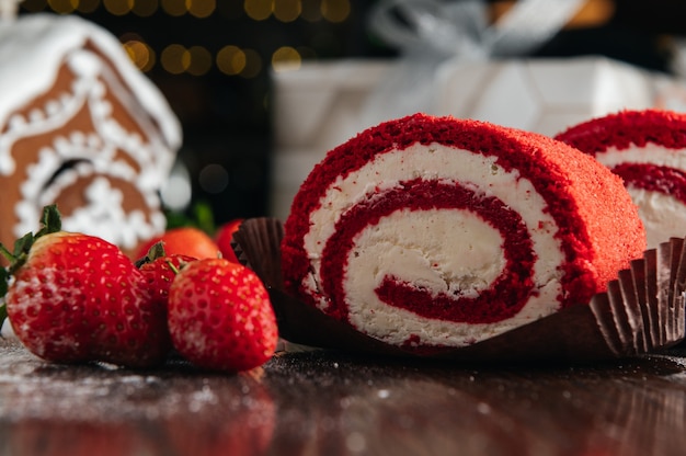 Rotolo di torta di velluto rosso con fragole