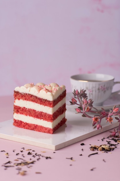 Foto red velvet cake segment en een kopje thee