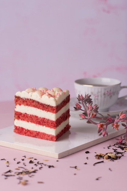Красный бархатный кусочек торта и чашка чая
