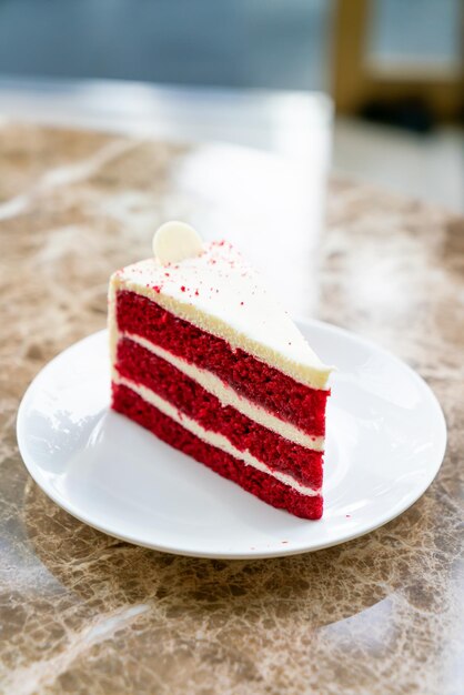 Foto torta di velluto rosso sul piatto bianco