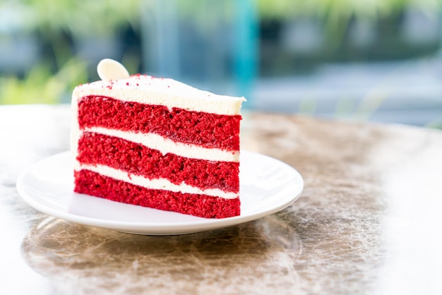 白い皿に赤いベルベットのケーキ
