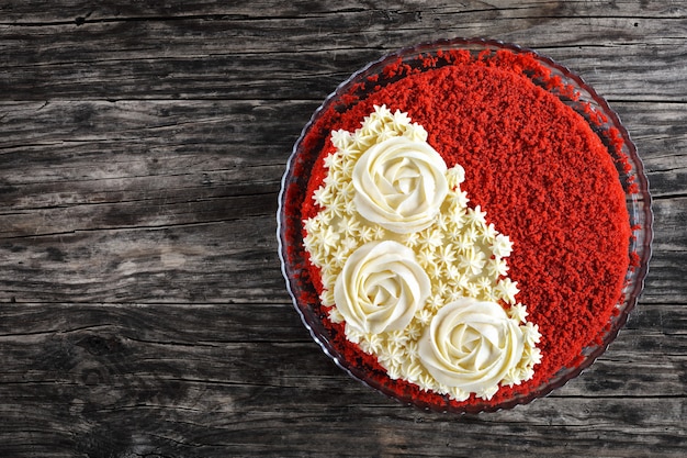 Torta di velluto rosso con rose al burro