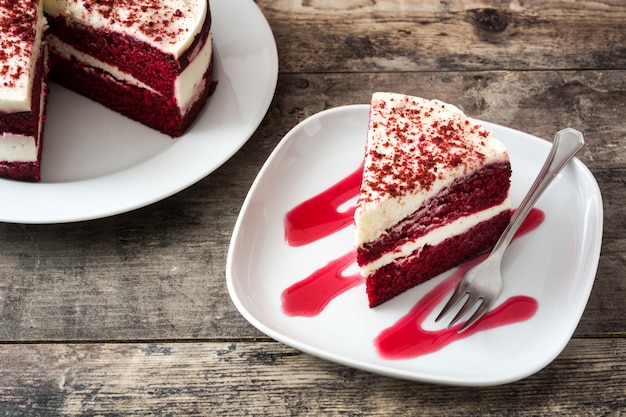 Red Velvet cakeplak op houten tafel