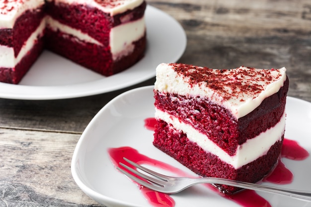 Red Velvet cakeplak op houten tafel