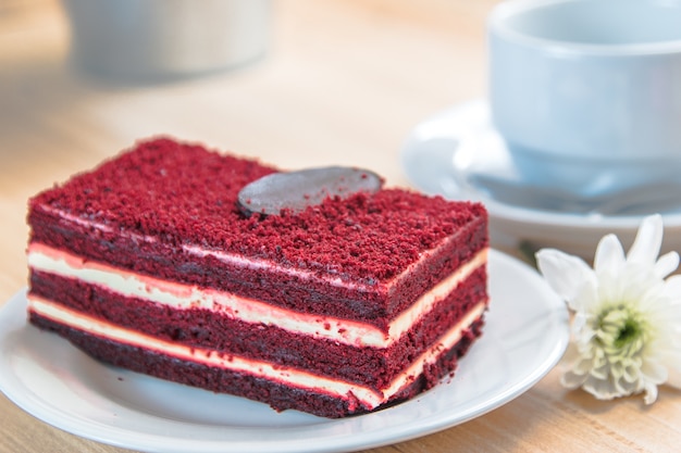 赤いベルベットのチーズケーキとダークチョコレートの上に