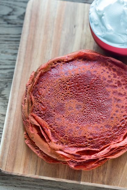 Foto crepes di velluto rosso con panna montata