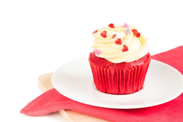 Foto red velvet cup cake con glassa a forma di cuore rosso, viola e rosa