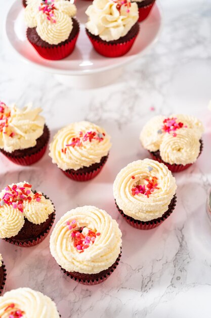 Foto cupcake red velvet con glassa di ganache al cioccolato bianco