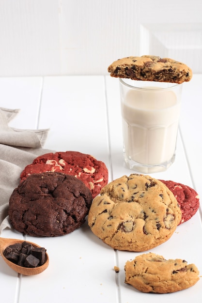 レッドベルベットとホワイトチョコレートチップクッキー、ソフトクッキー、ミルク添え。コンセプトホワイトベーカリー
