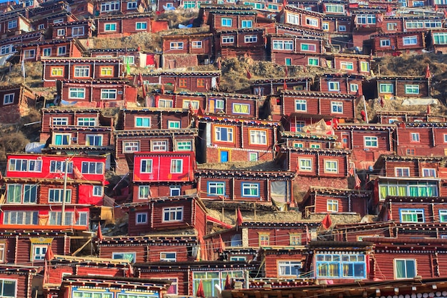 쓰촨 성, Larung gar (Buddhist Academy)의 붉은 마을과 수도원