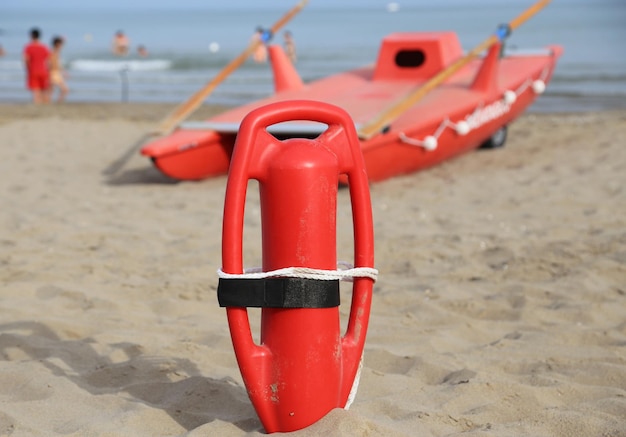 Foto auto d'epoca rossa sulla spiaggia