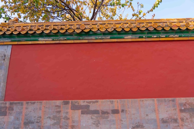 Photo a red wall with a green roof and yellow trim.