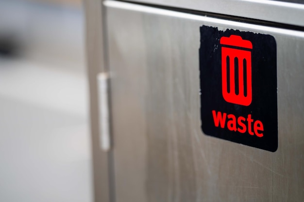 Photo red waste bin red rubbish bin in new york america