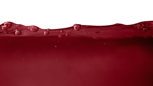 Foto acqua rossa su fondo bianco sangue