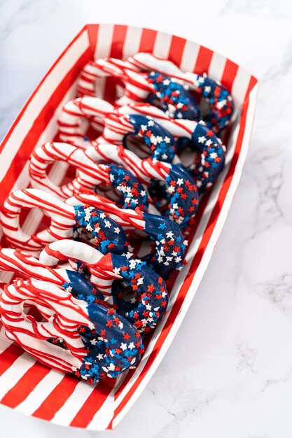 Foto trecce pretzel ricoperte di cioccolato rosso bianco e blu