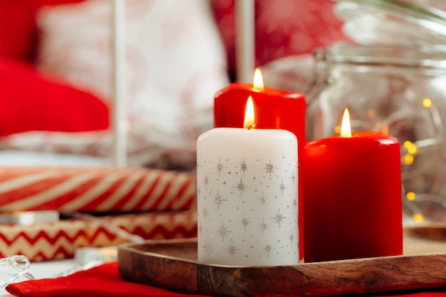 Красные и белые рождественские свечи в интерьере