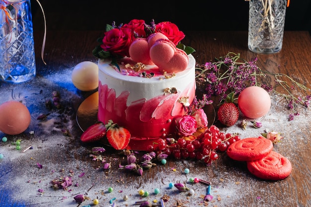 Torta alla crema bianca rossa con rose e cuori