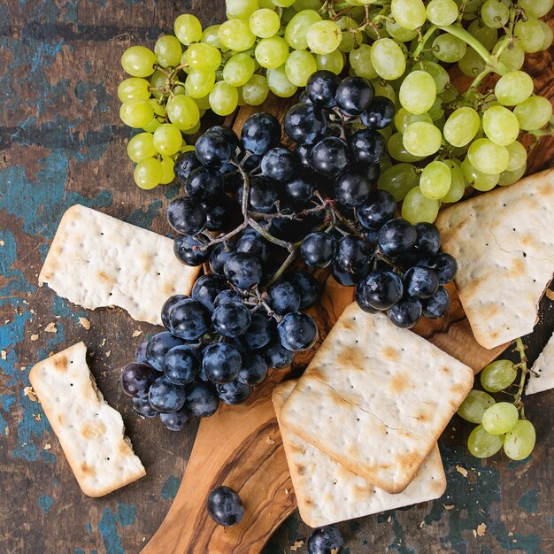 Red and white grapes with crackers