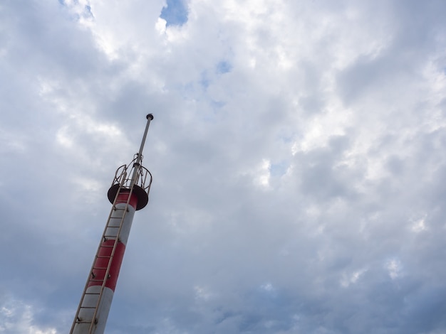 青い空と赤と白の灯台