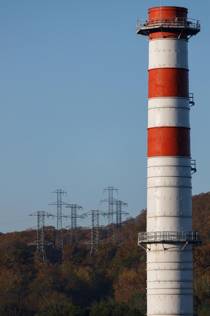 Photo red and white power plant pipe on the background