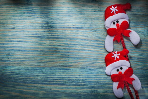 나무 배경 휴일 개념에 빨간색과 흰색 산타 클로스 장식