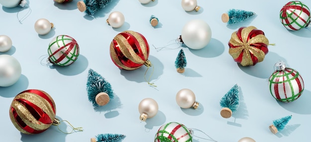 파란색 파스텔 배경 패턴에 빨간색과 흰색 빛나는 크리스마스 공