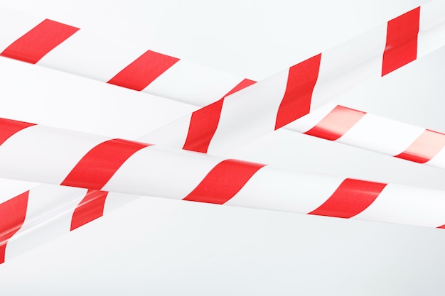 흰색 바탕에 빨간색과 흰색 줄무늬 펜싱 테이프.