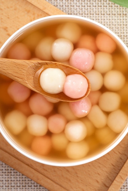 Foto tangyuan rosso e bianco con zuppa di sciroppo