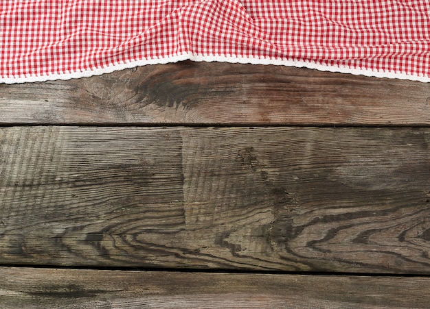 Foto asciugamano di cucina rosso e bianco del tessuto su una superficie di legno