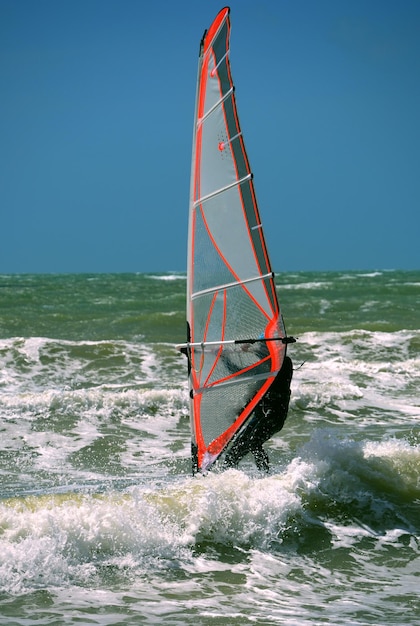 Foto windsurfista rosso