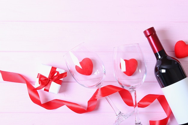 テーブルバレンタインデーの背景に赤ワインとバラ