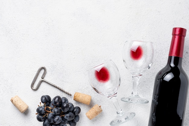 Foto bottiglia di vino rosso e bicchieri sul tavolo