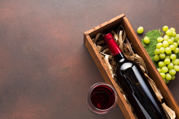 Photo red wine in a case and white grapes