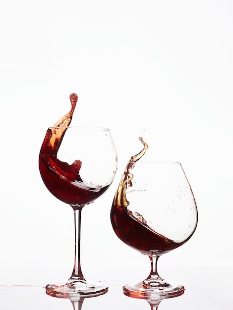 Photo red wine and cognac in glasses beautiful still life