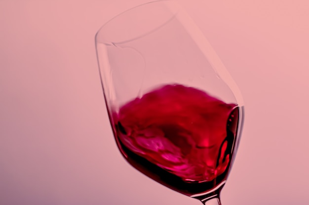 Красное вино в хрустальном стекле, алкогольный напиток и роскошный аперитив виноделия и виноградарства.