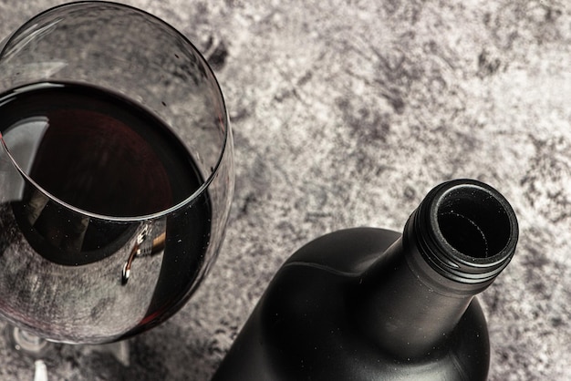 Foto bicchiere di vino rosso e vista dall'alto della bottiglia