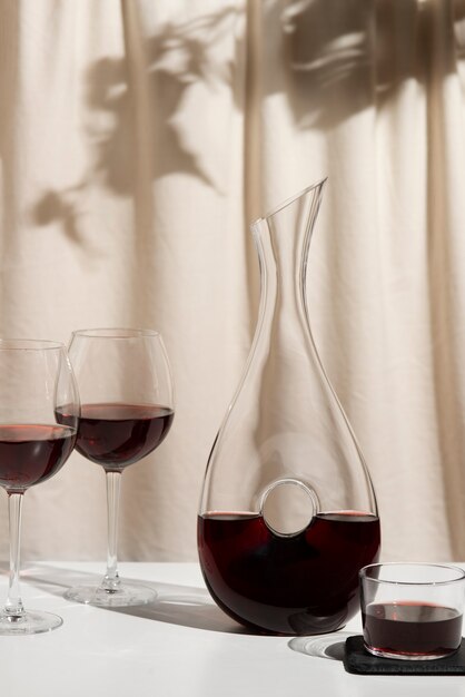 Photo red wine glass and carafe arrangement