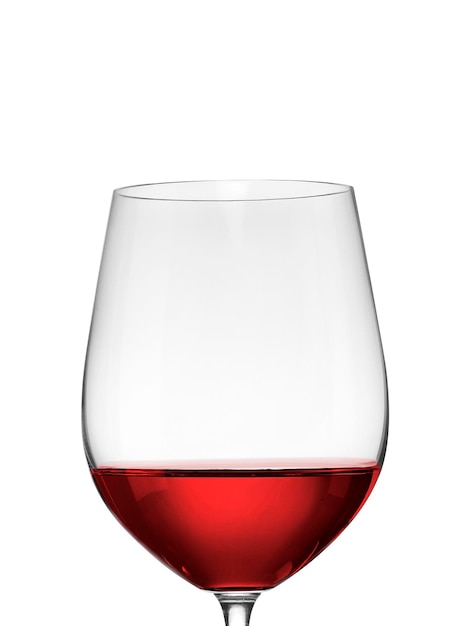 白い背景に隔離されたガラスの赤ワイン