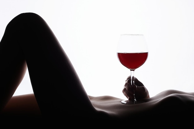 사진 벌거벗은 여성의 몸 위에 은 와인 컵