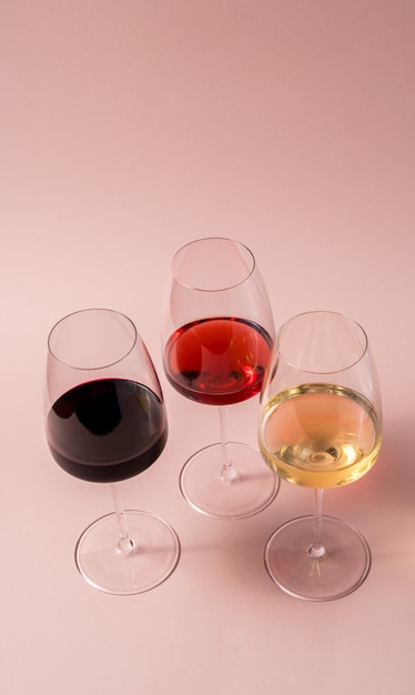 Photo red wine glass and rose wine glass and white wine glass