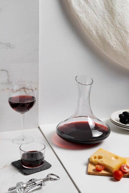 Photo red wine glasses and carafe on table high angle