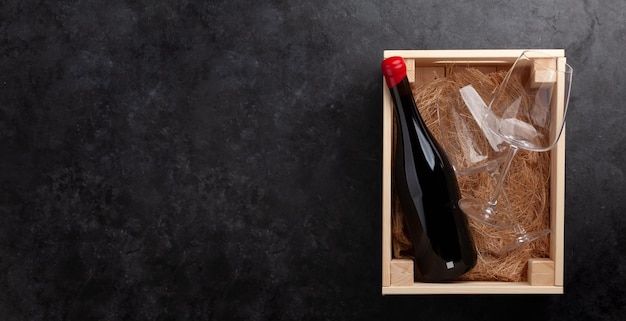 Красное вино и бокалы в деревянной коробке