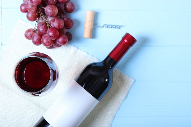 テーブルトップビューの赤ワインとブドウ