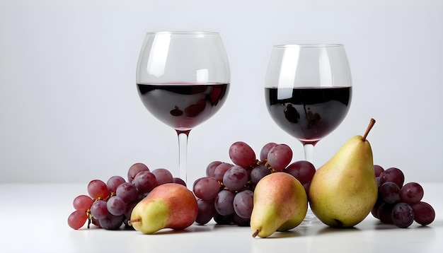 Фото Красное вино в бокале, подаваемое со свежими фруктами, виноградом, грушами на белом фоне