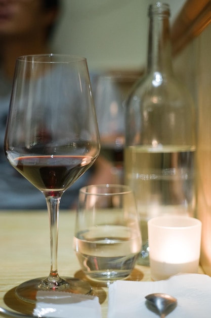 写真 テーブルの上にあるグラスの赤ワイン